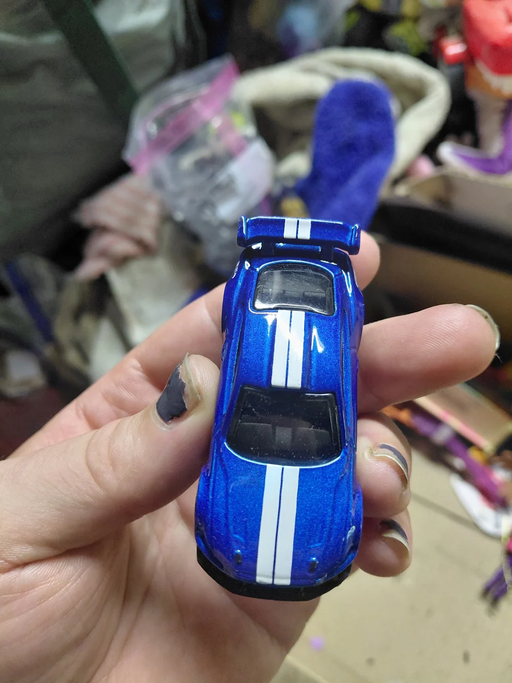 Hot Wheels Custom ’18 Ford Mustang GT in pearlescent blue with white racing stri